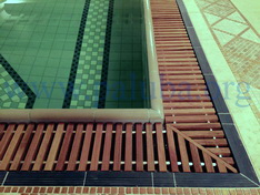 Переливная решетка для бассейна из тика